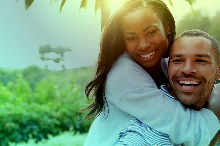 Casal abraçado